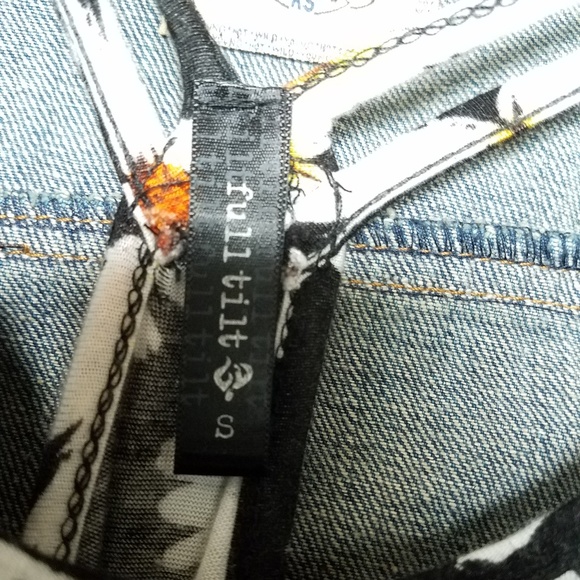 SALE Tillys Jean Jacket + Flowy Floral Tee Tank - Picture 4 of 4